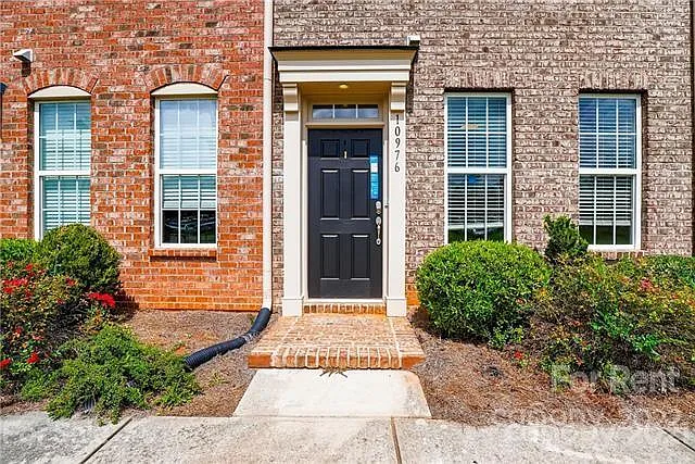 10976 Cedar Walk Ln — Photo 1