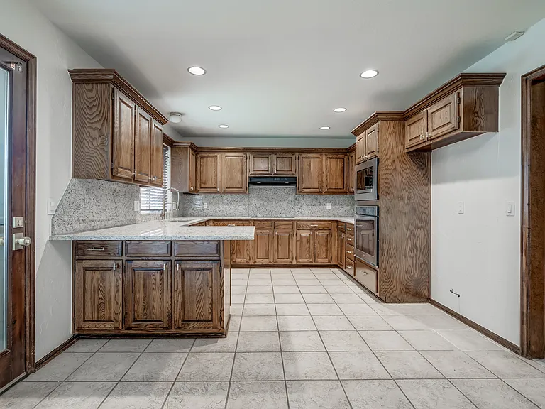 1817 Victoria Dr — Photo 16