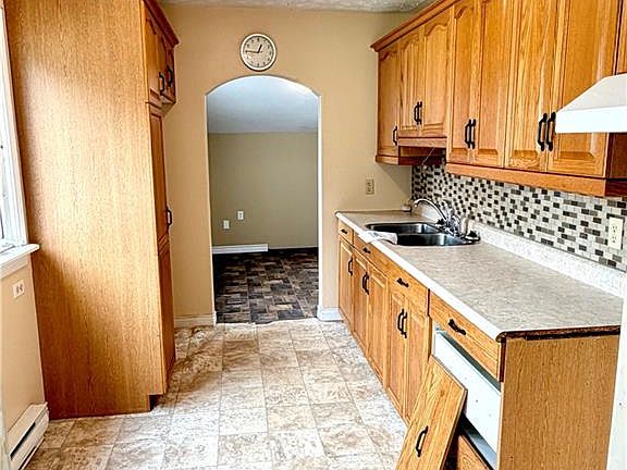 4th image of 105 Beaverbrook Ave