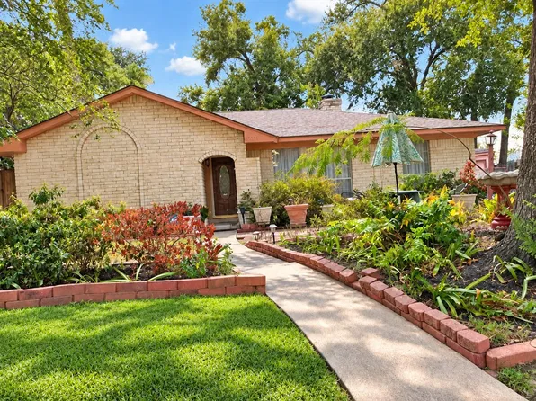 17555 Methil Dr, Spring, TX 77379