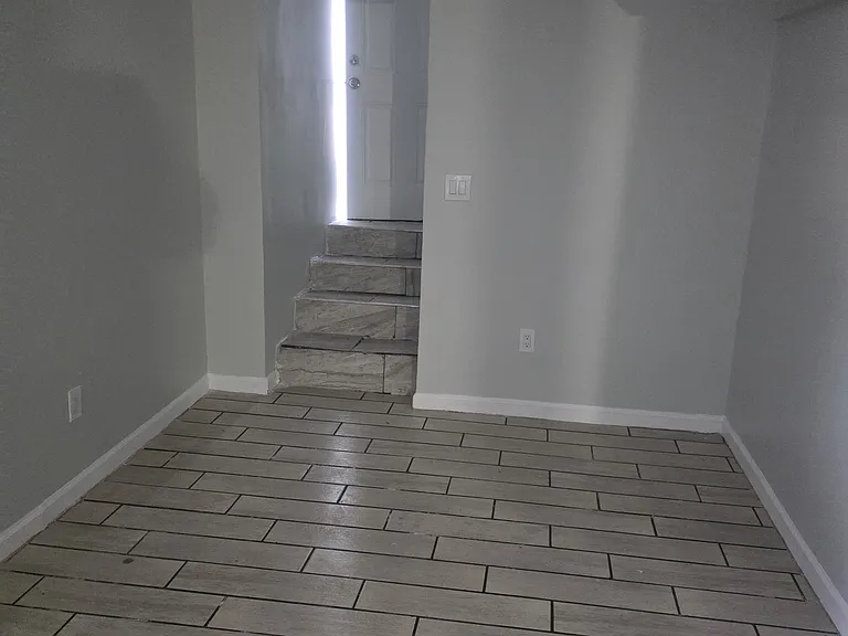 166 Grumman Ave #BASEMENT — Photo 4