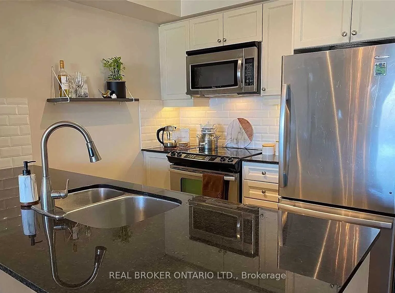 Portrait Condos — Photo 2