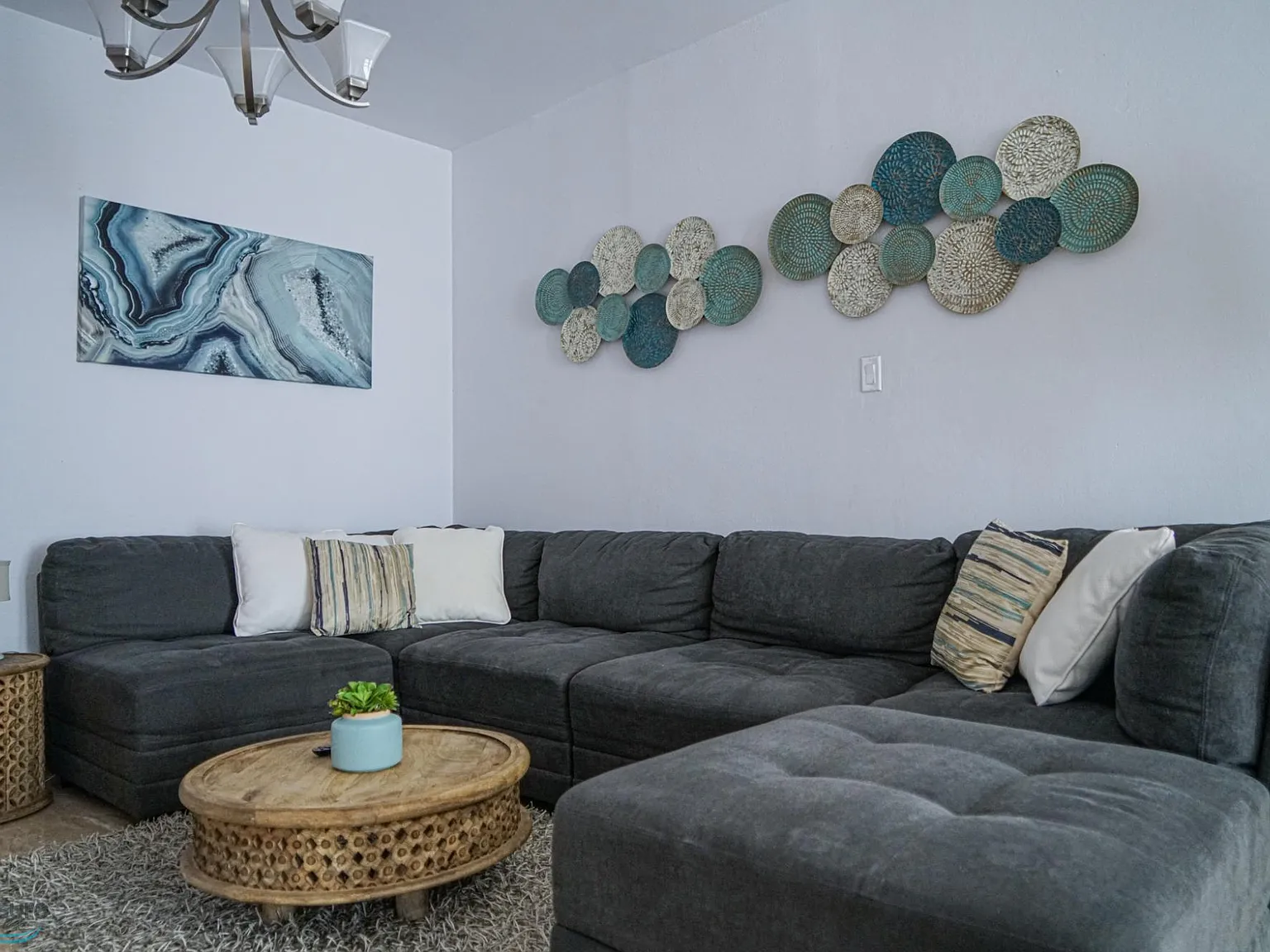 3 bed, 2.0 bath, 2000 sqft, $8,500 — Photo 4