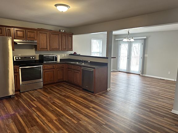 3rd image of 121 Hillwood Dr