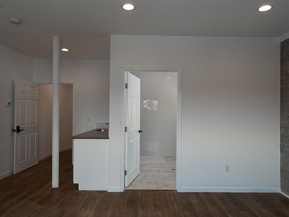 4th image of 2745 W Manchester Blvd #100