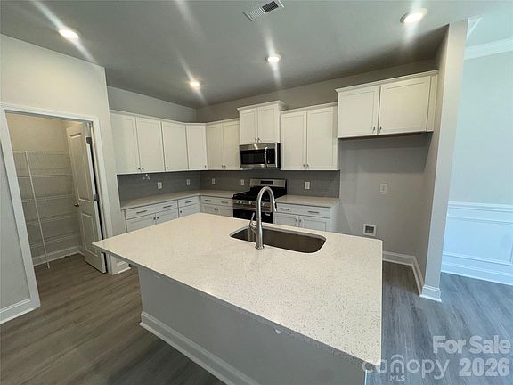 5th image of 1606 Autumn Ln #114