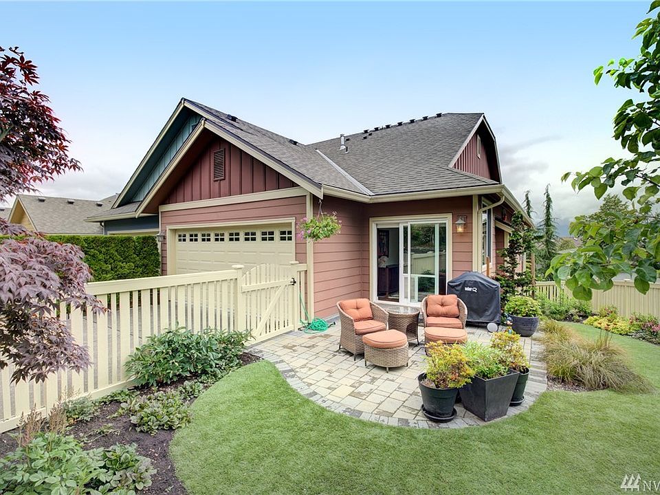 Amazing yard with sitting area and expansive views. 