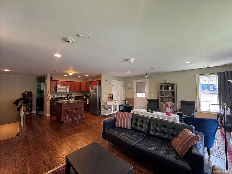 907 Main St — Photo 12