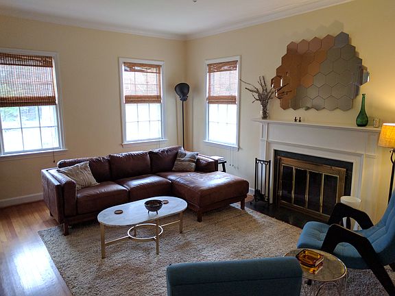 3rd image of 1011 W Knox St