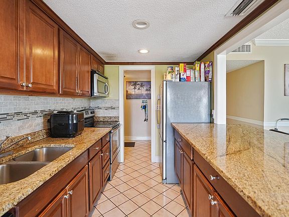 2nd image of 4174 Inverrary Drive #701