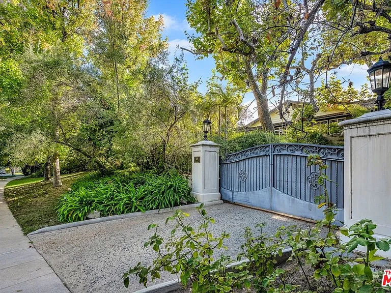 829 N Whittier Dr — Photo 66