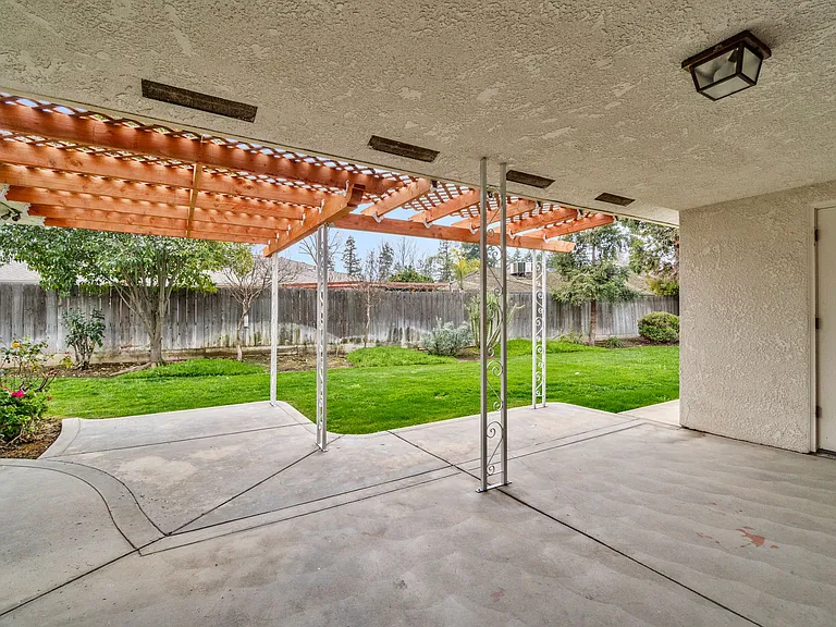 6469 N San Pedro Ave — Photo 27