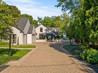 1810 E Fox Ln, Fox Pt, WI 53217