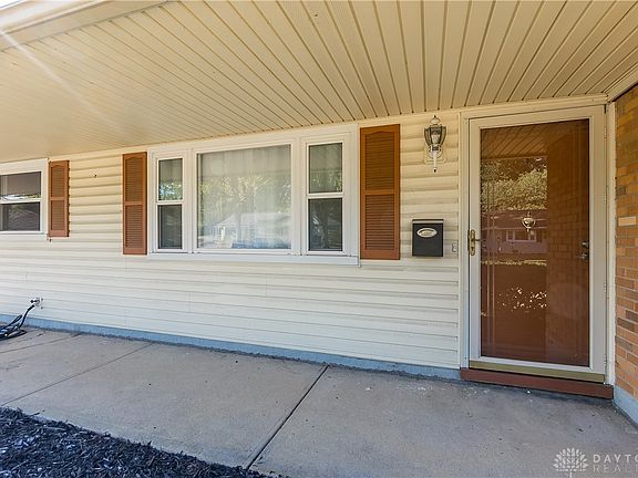 3rd image of 136 Goldengate Dr