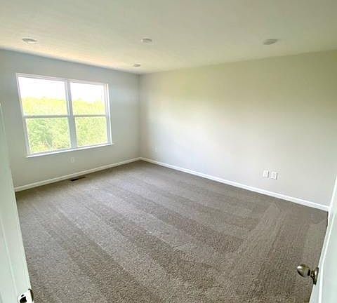 4th image of 144 Ashburn Way