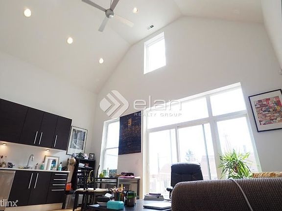 3rd image of 1919 W Armitage Ave #3R
