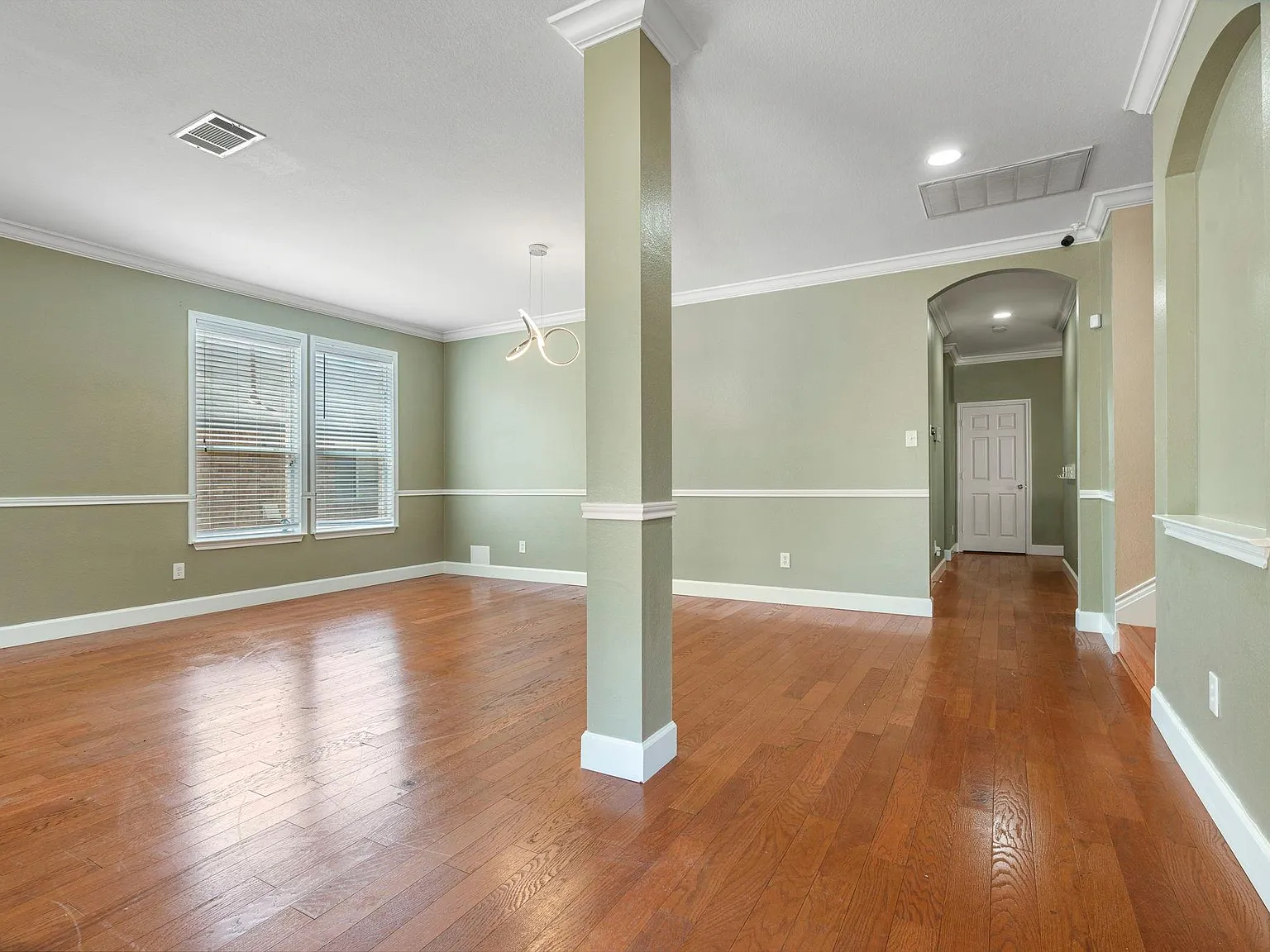 6 bed, 3.5 bath, 4037 sqft, $3,100 — Photo 2