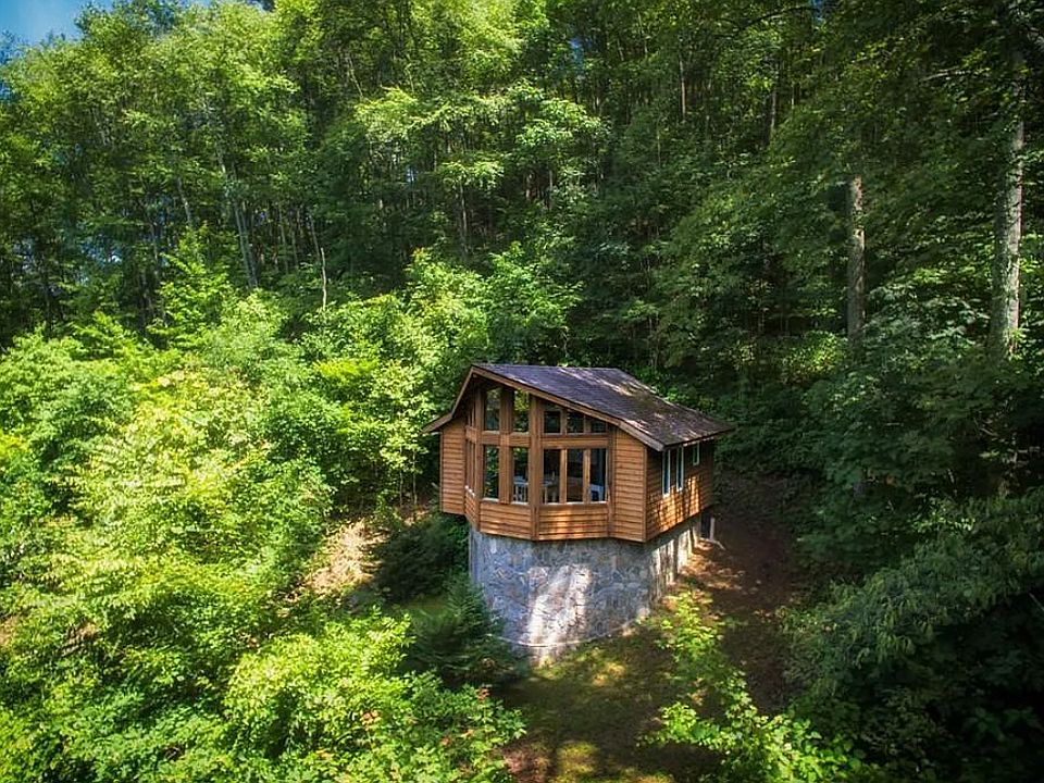 1st image of 499 Hookers Gap Rd