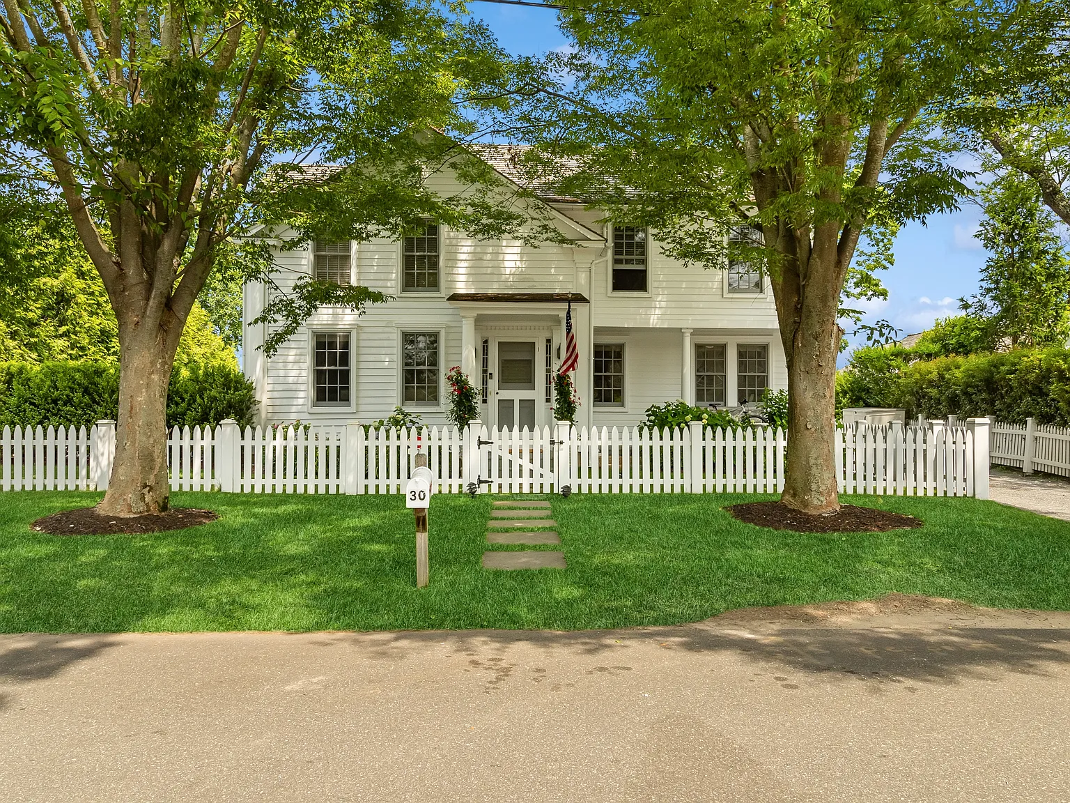 Sag Harbor village waterfront with own dock,pool and cottage — Photo 3