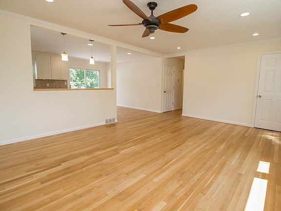 3rd image of 543 Cricklewood Dr