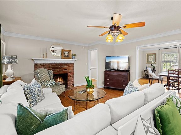 3rd image of 2701 Woodridge Dr