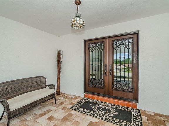 4th image of 1025 Lakeview Dr