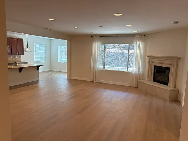 33919 Galleron St — Photo 8