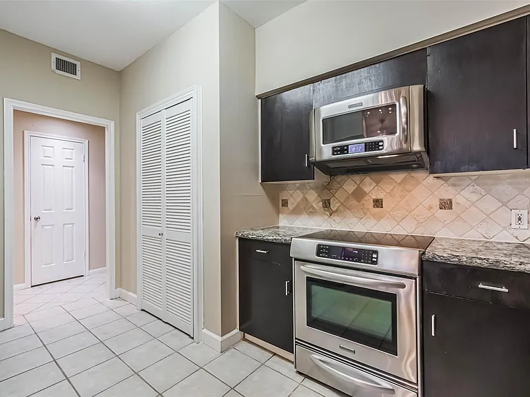 15 Greenway Plz #5C — Photo 8