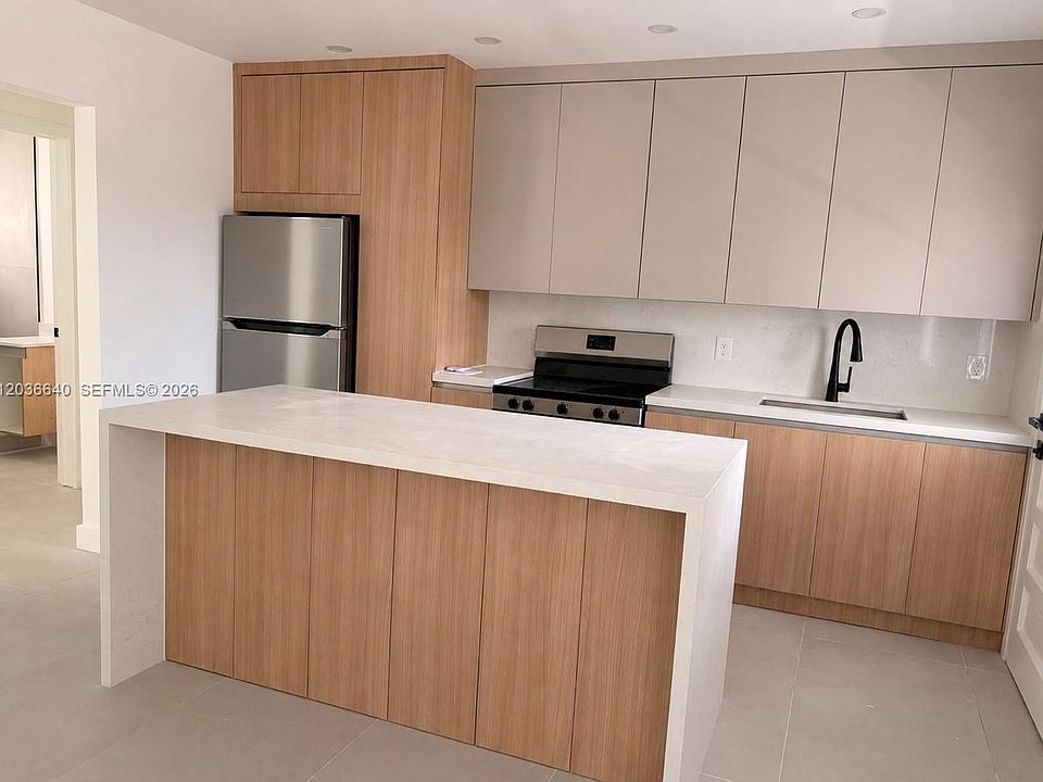 1st image of 550 SW 10th St APT 7