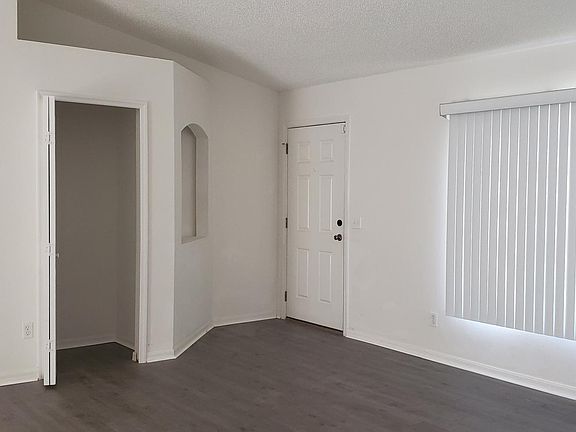 Front entry w/closet