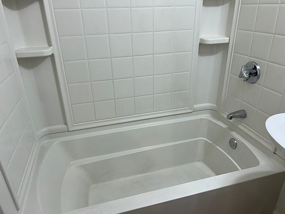 5th image of 428 Great Rd APT 13
