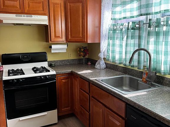 2nd image of 16 Pin Oak Ln