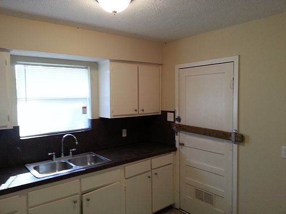 3rd image of 4710 Shreveport Blvd