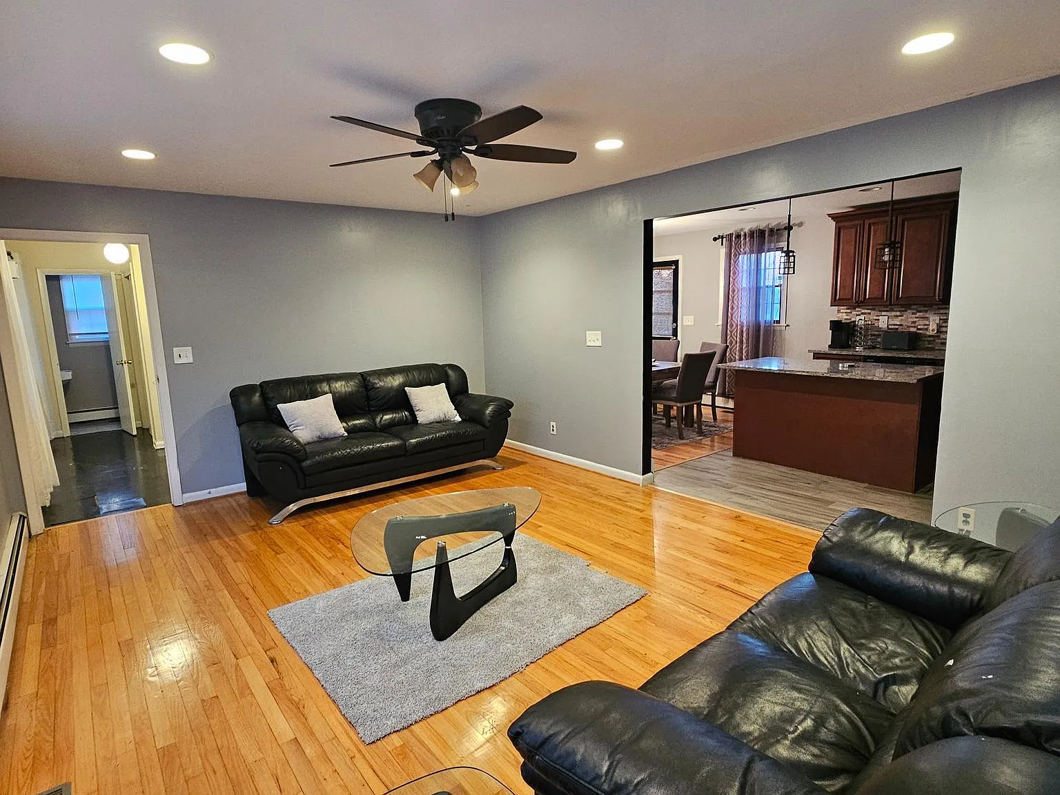 4 bed, 4.0 bath, 2049 sqft, $2,895 — Photo 4