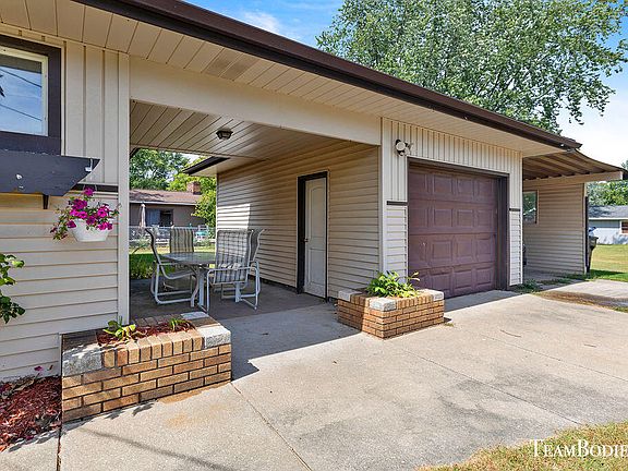2nd image of 487 Rose Park Dr