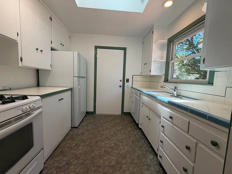 6039 Van Alstine Ave — Photo 12