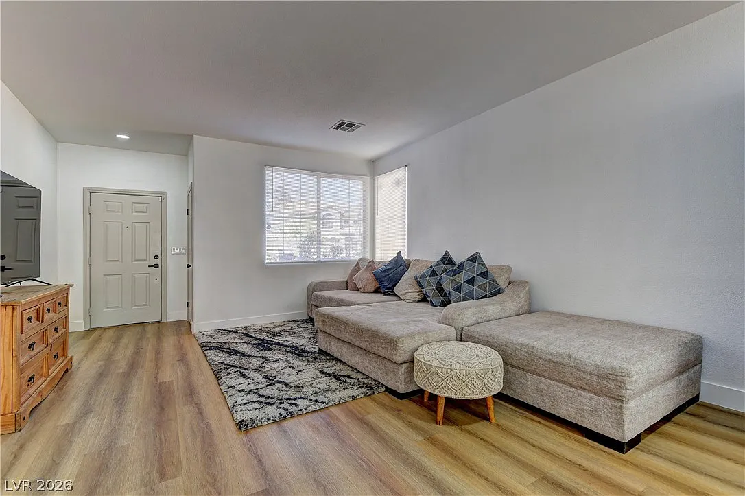 3 bed, 2.0 bath, 1602 sqft, $2,499 — Photo 3