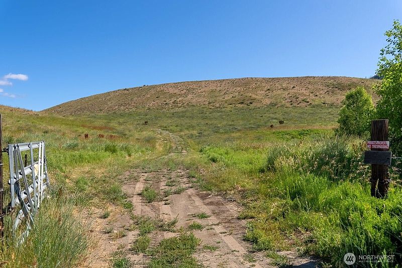 3rd image of 121 Finley Canyon Road