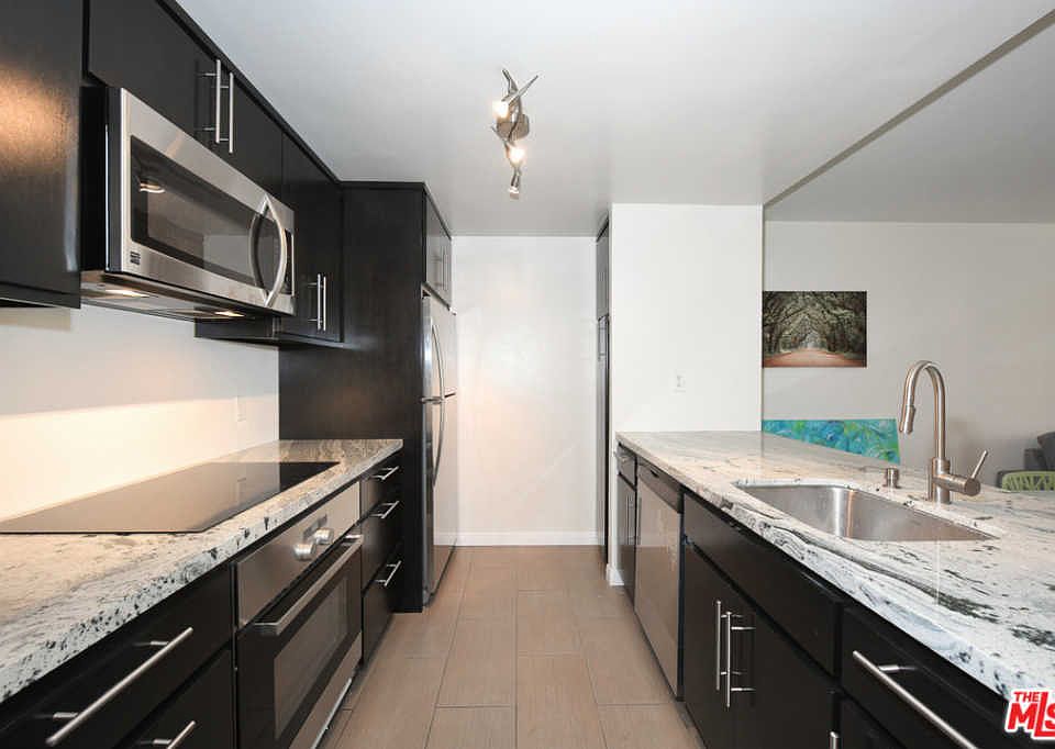 1st image of 600 W 9th St APT 708