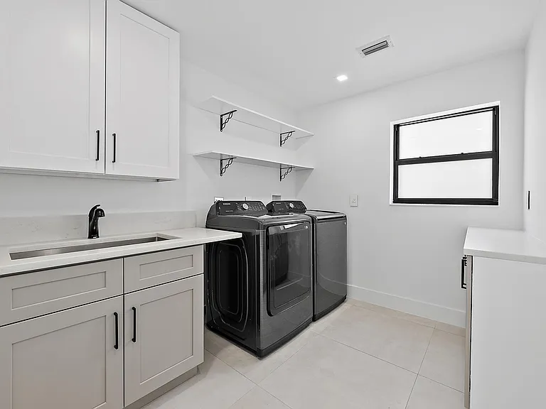 391 W Riverside Dr — Photo 40