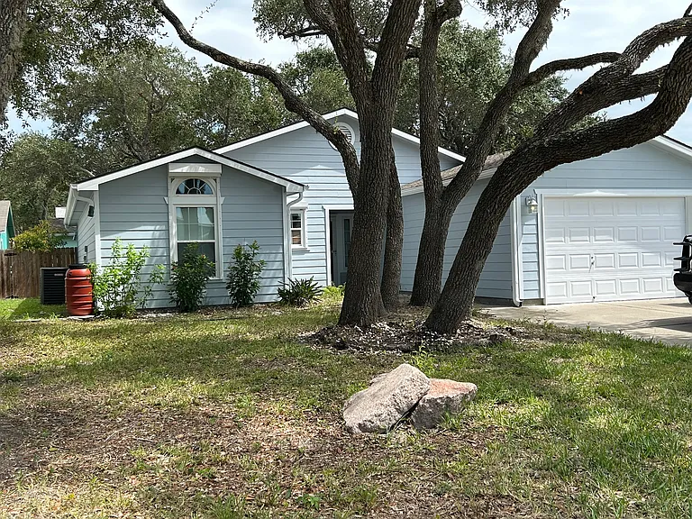 104 Breezy St — Photo 1