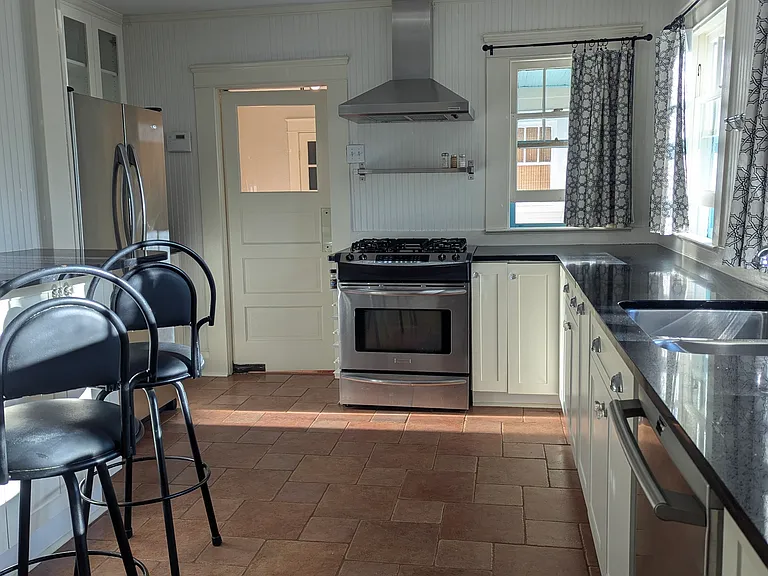 215 W Comanche Ave — Photo 2