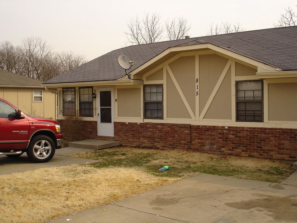1st image of 815 NE Barnes Dr APT A