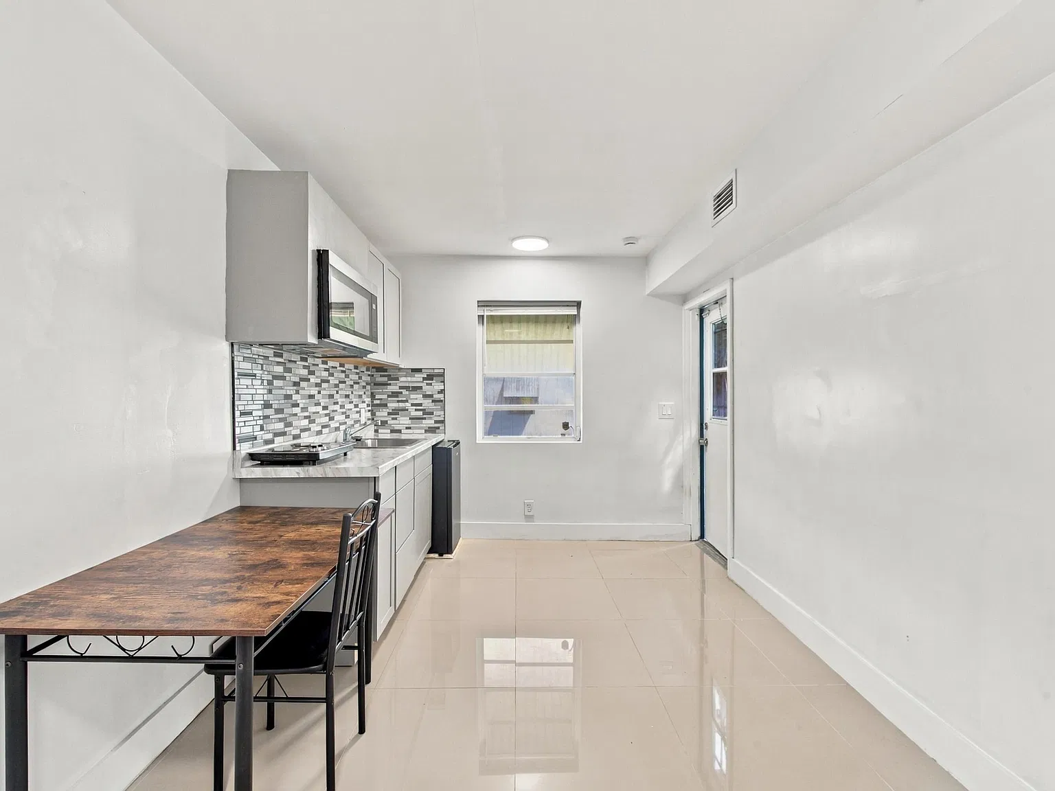 Studio, 1.0 bath, 219 sqft, $1,600 — Photo 4