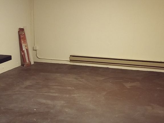 5th image of 32 Webster Ct