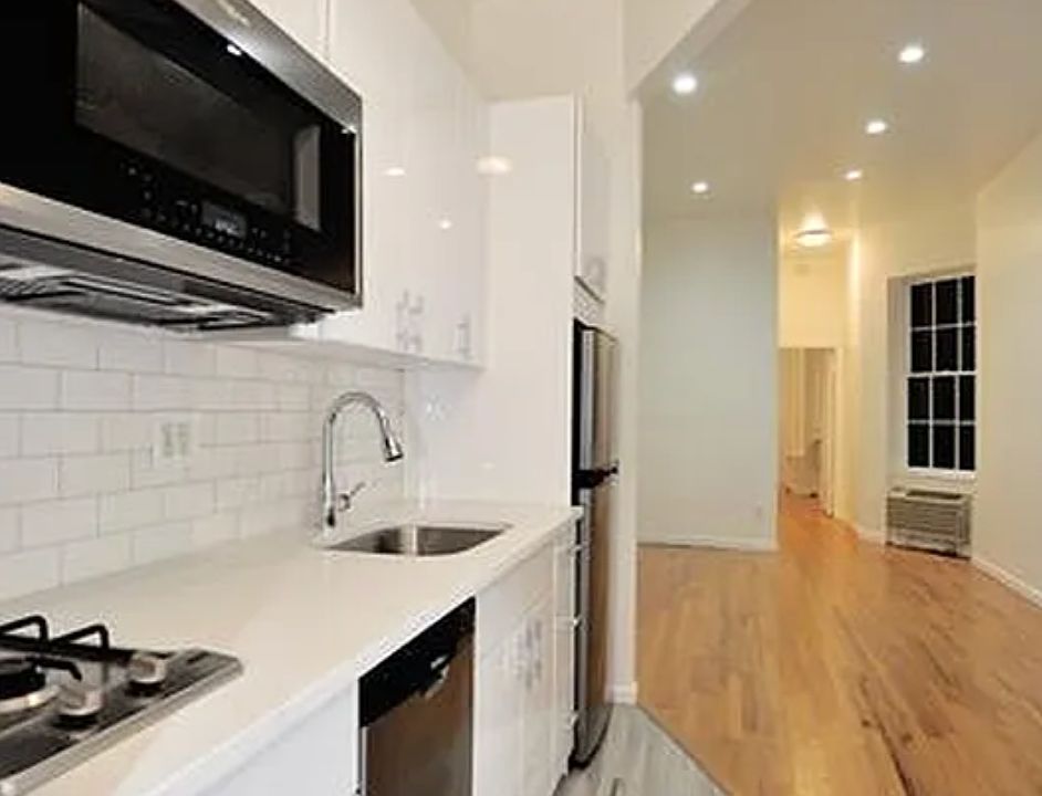 1st image of 220 W 20th St #1RW