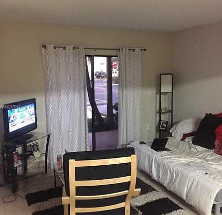 4th image of 300 Palm Cir W APT 102