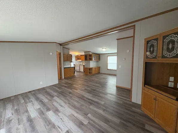 8301 Canyon Trl, Fenton, MI 48430