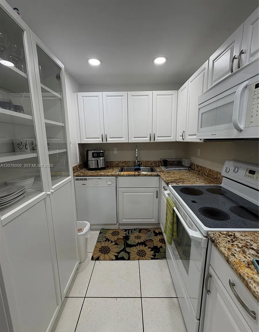 Lakeview Gardens At Miami — Photo 1