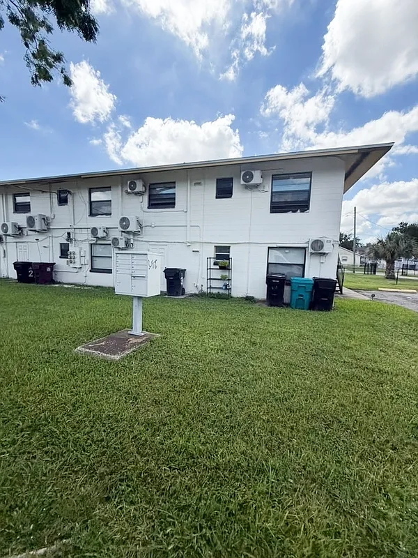 2 bed, 1.0 bath, $1,290 — Photo 4